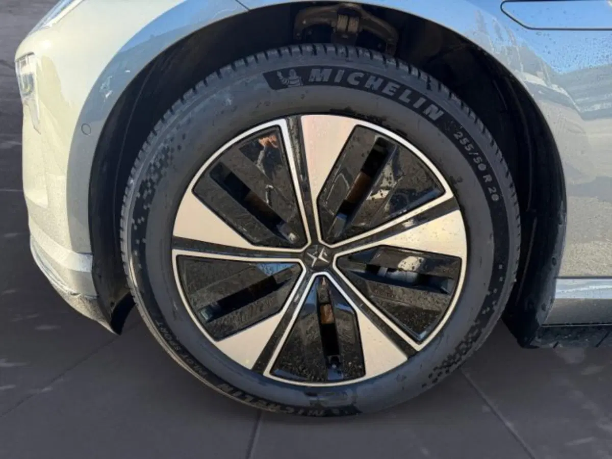 Polestar Polestar 4 nuova a Udine (13)