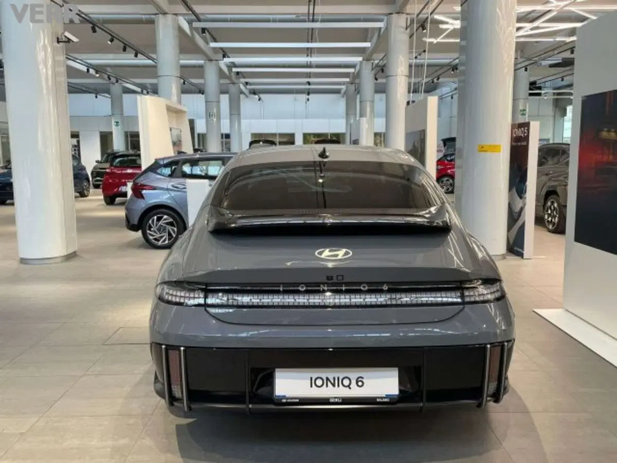 Hyundai Ioniq 6 nuova a Milano (2)