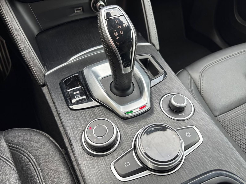 Alfa Romeo Stelvio usata a Pescara (15)