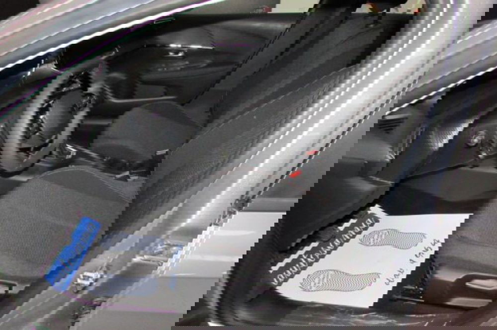 Peugeot 208 nuova a Milano (6)