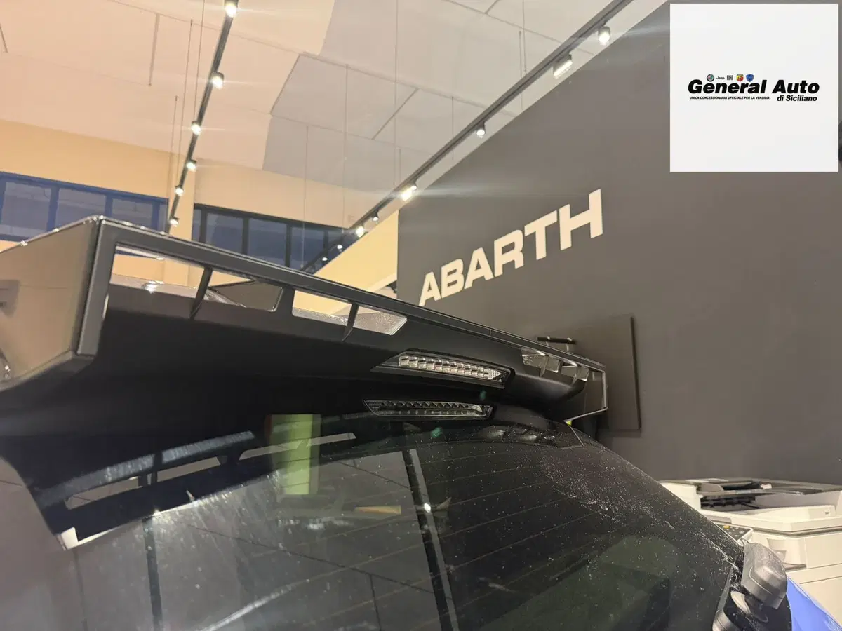 Abarth 600e nuova a Lucca (11)