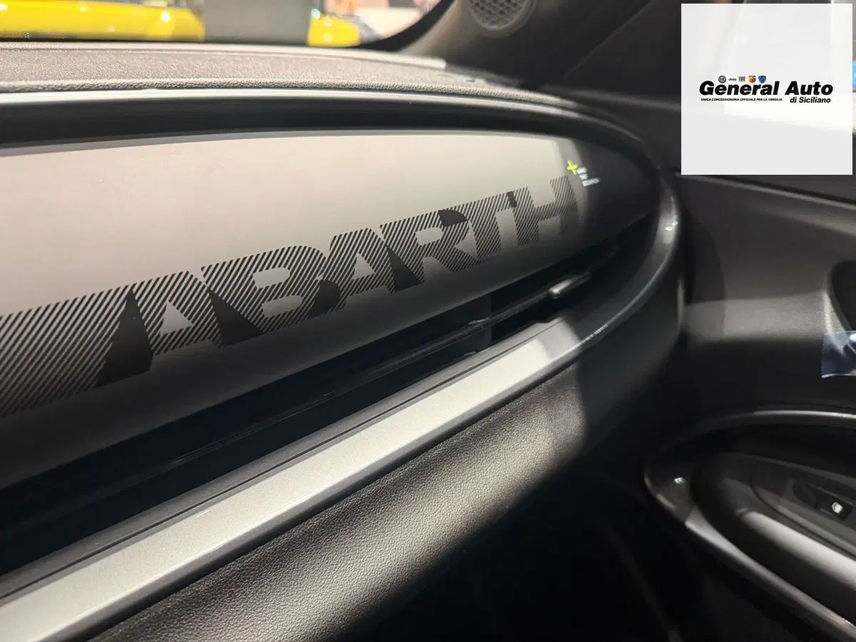 Abarth 600e nuova a Lucca (12)