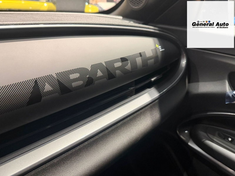 Abarth 600e nuova a Lucca (12)
