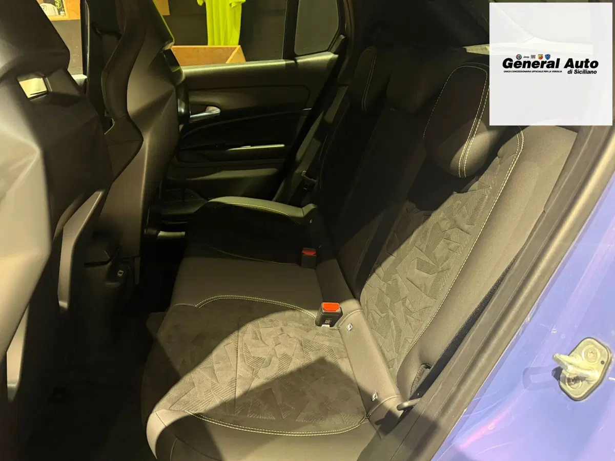 Abarth 600e nuova a Lucca (15)