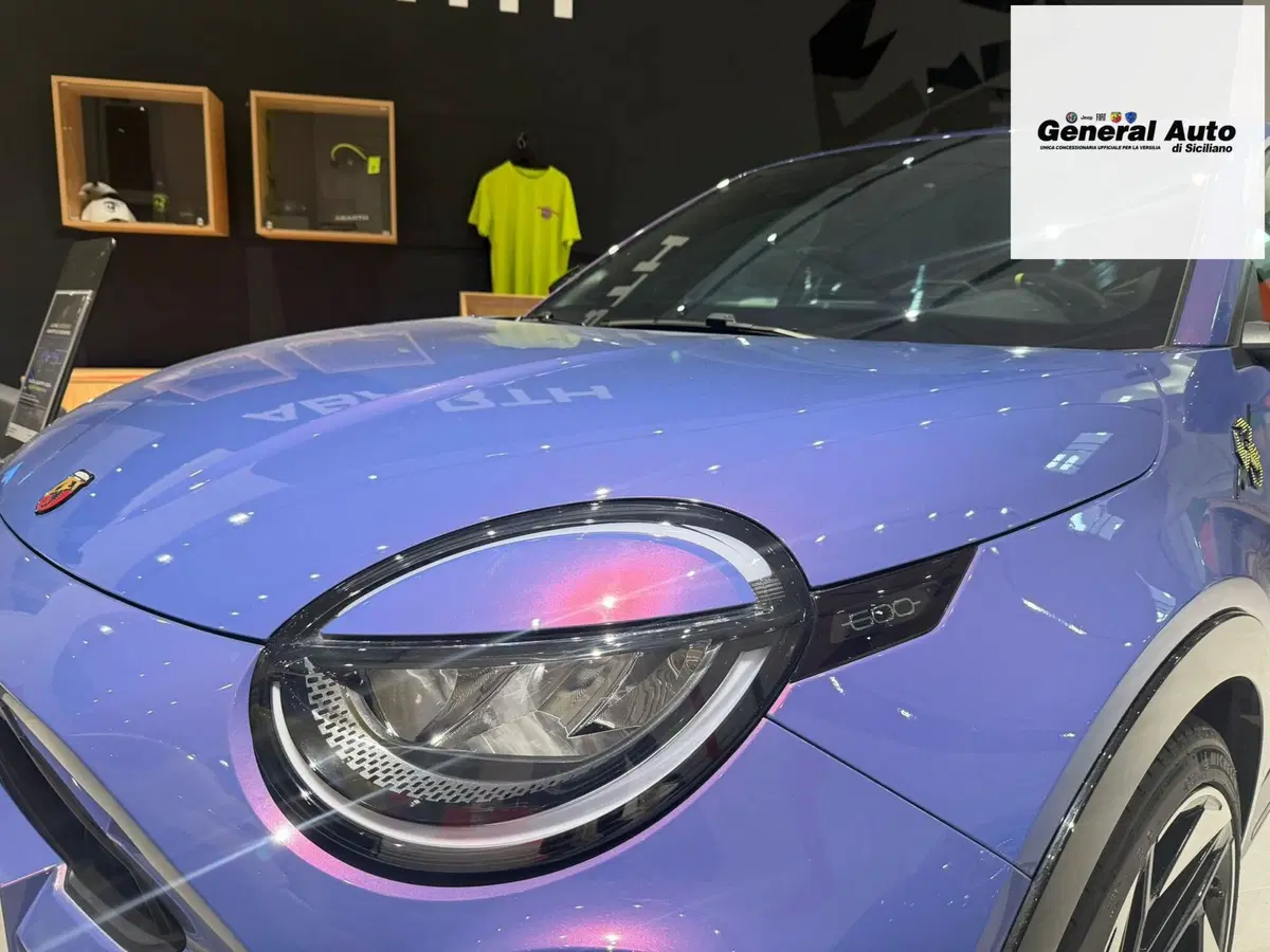 Abarth 600e nuova a Lucca (2)