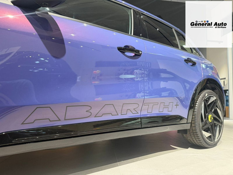 Abarth 600e nuova a Lucca (5)