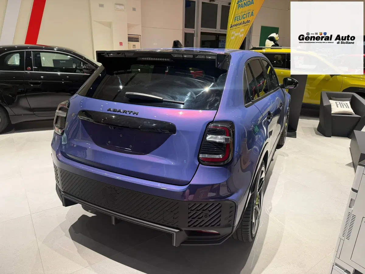 Abarth 600e nuova a Lucca (7)