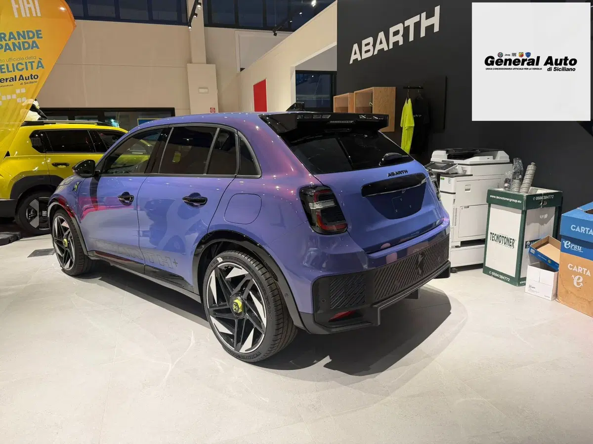 Abarth 600e nuova a Lucca (8)