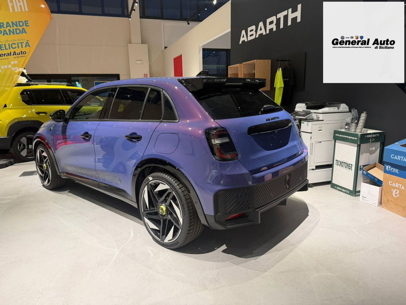 Abarth 600e nuova a Lucca (8)