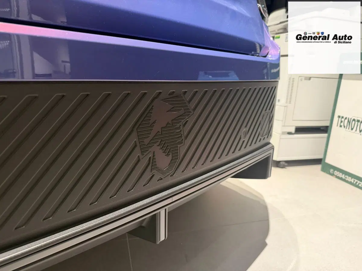 Abarth 600e nuova a Lucca (9)