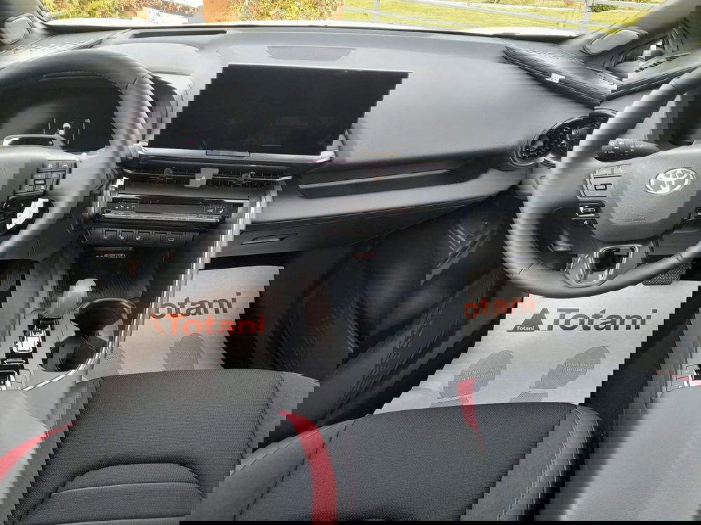 Toyota Toyota C-HR nuova a L'Aquila (11)