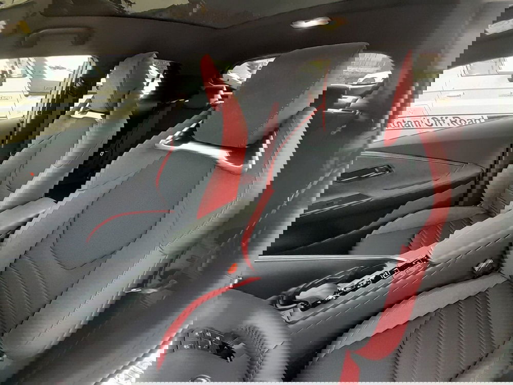 Toyota Toyota C-HR nuova a L'Aquila (13)