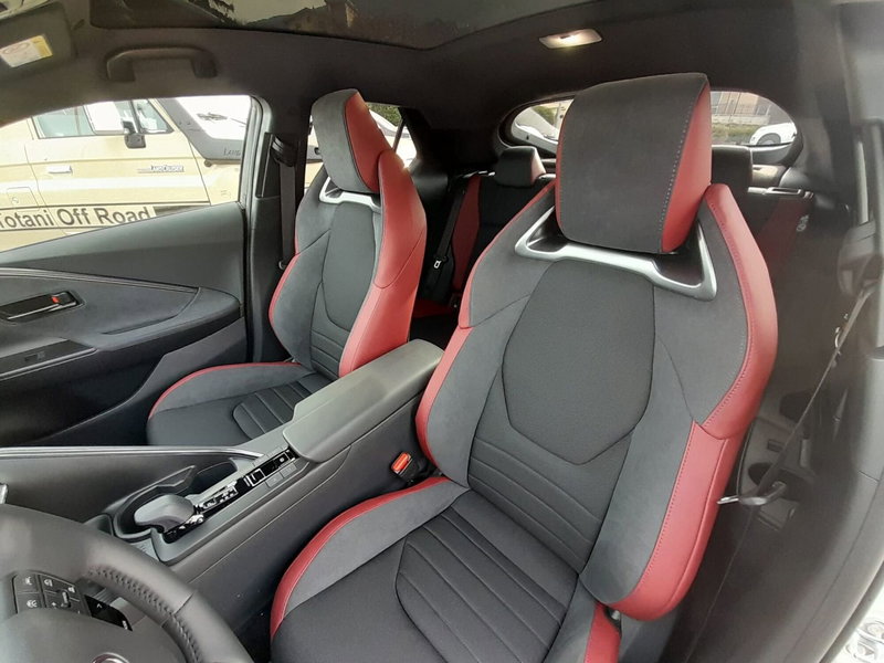 Toyota Toyota C-HR nuova a L'Aquila (13)