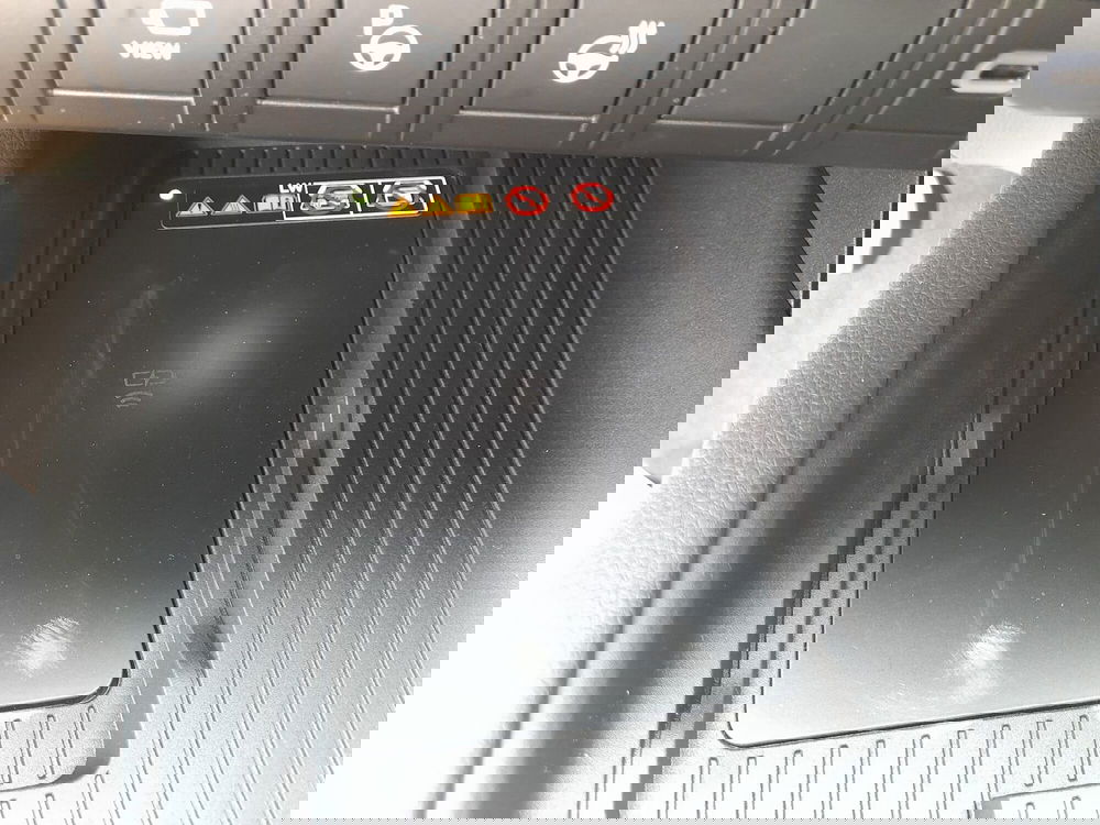 Toyota Toyota C-HR nuova a L'Aquila (17)