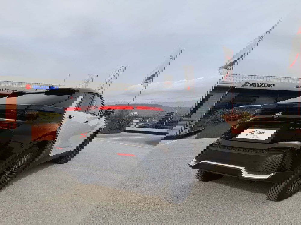 Toyota Toyota C-HR nuova a L'Aquila (5)