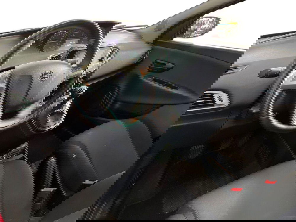 Lancia Ypsilon usata a Bari (10)