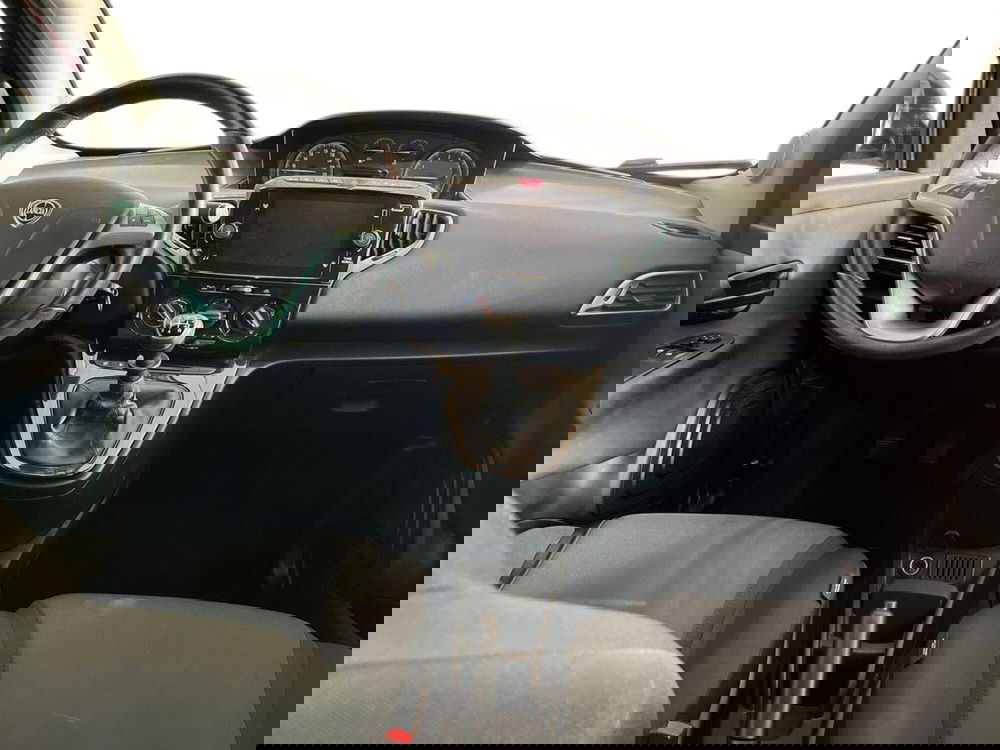 Lancia Ypsilon usata a Bari (8)