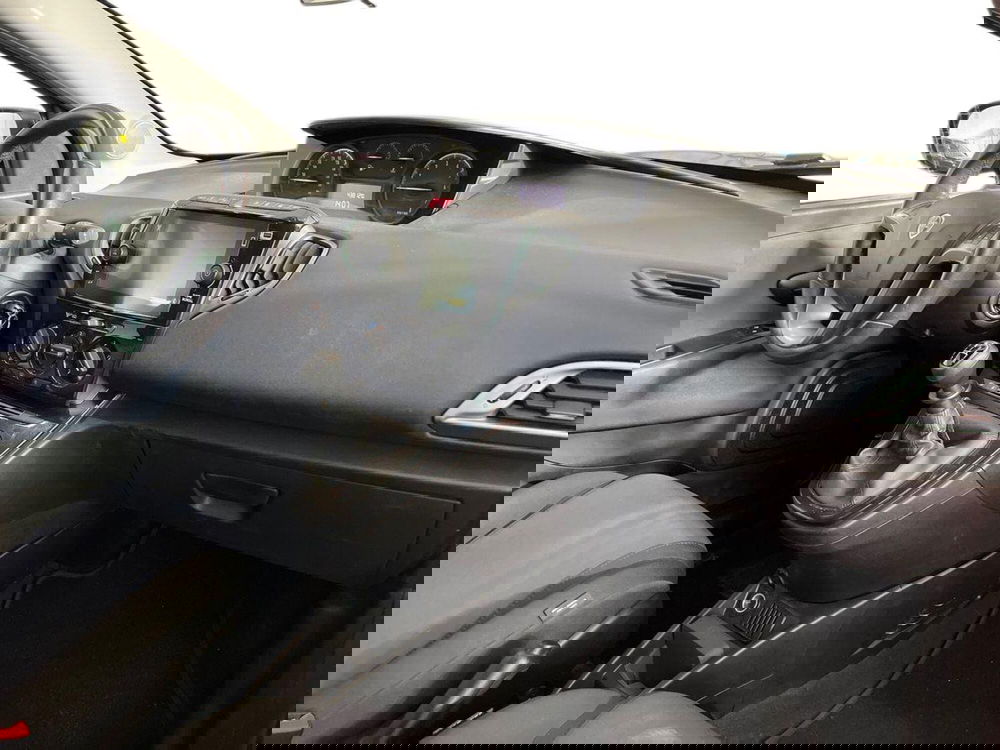 Lancia Ypsilon usata a Bari (9)