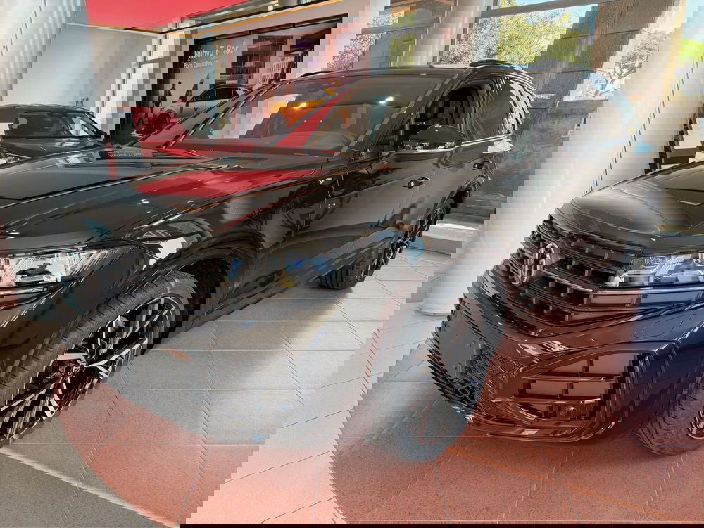 Volkswagen Touareg nuova a Genova