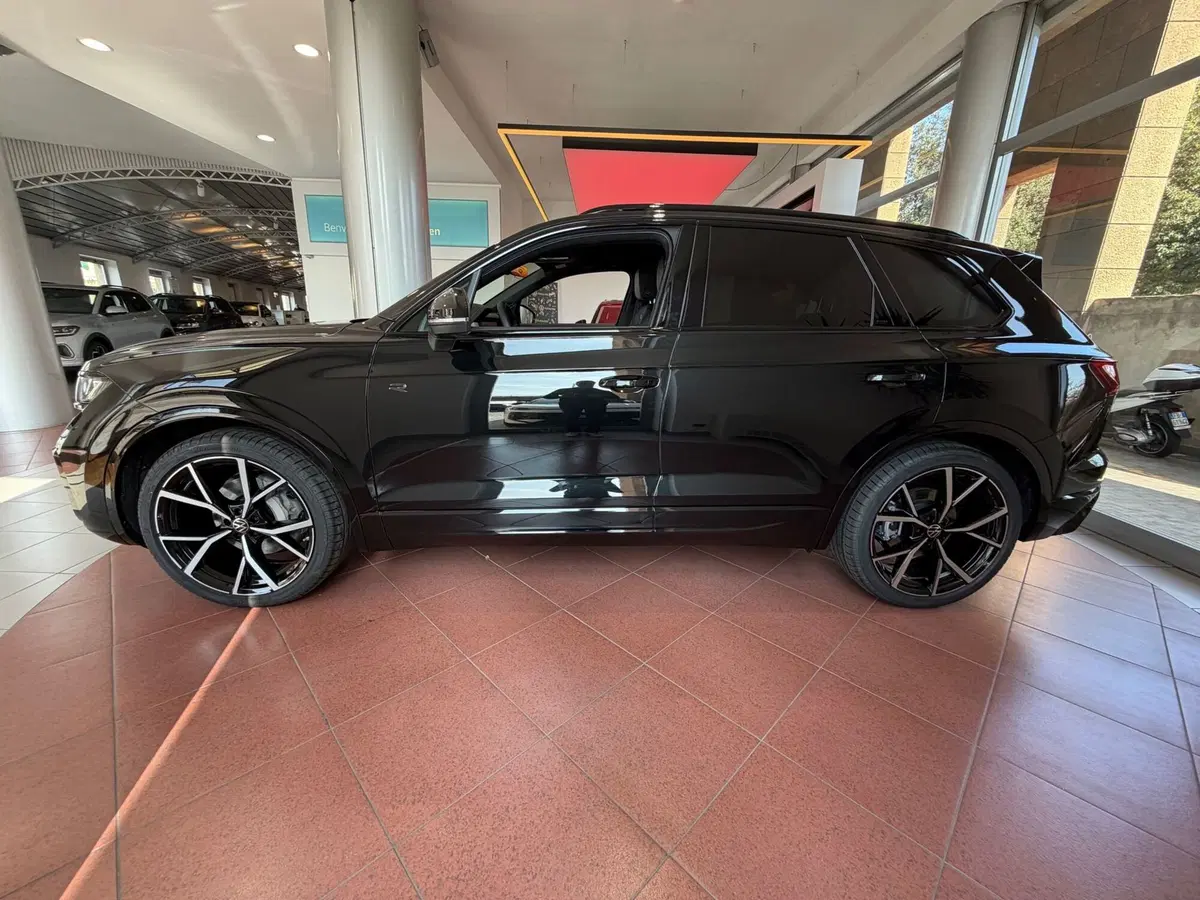 Volkswagen Touareg nuova a Genova (2)