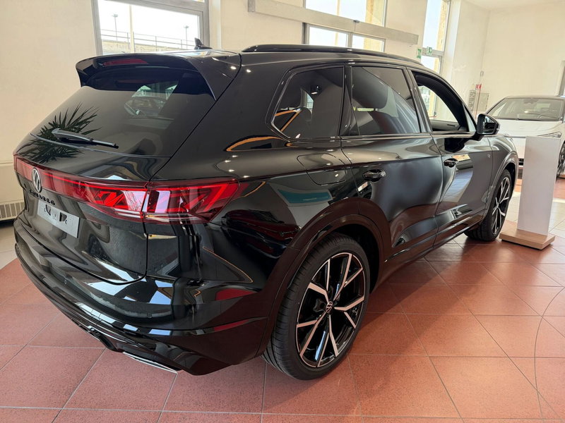 Volkswagen Touareg nuova a Genova (3)
