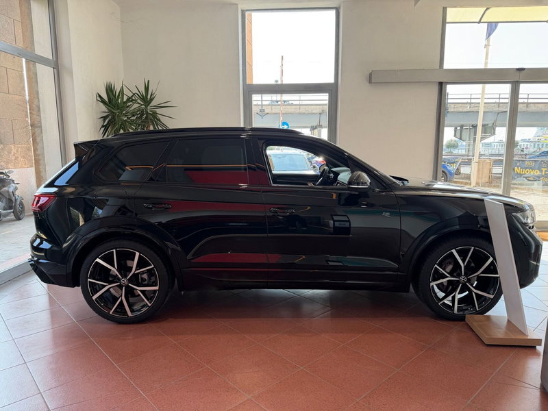Volkswagen Touareg nuova a Genova (4)