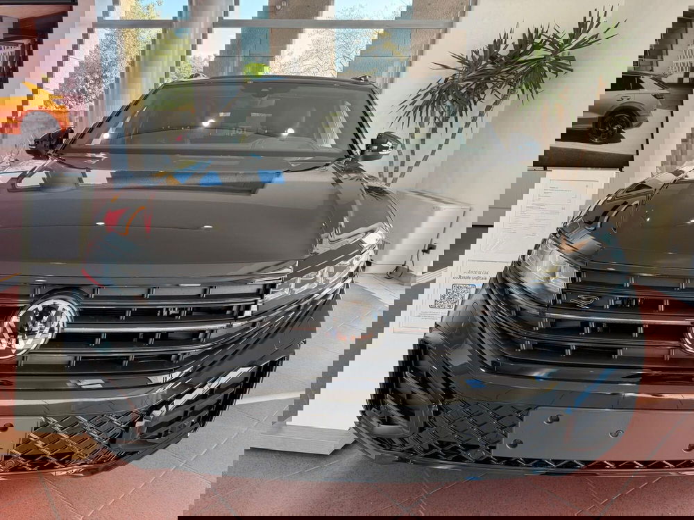 Volkswagen Touareg nuova a Genova (5)