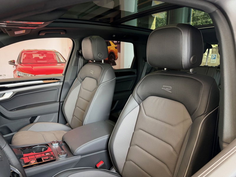 Volkswagen Touareg nuova a Genova (6)