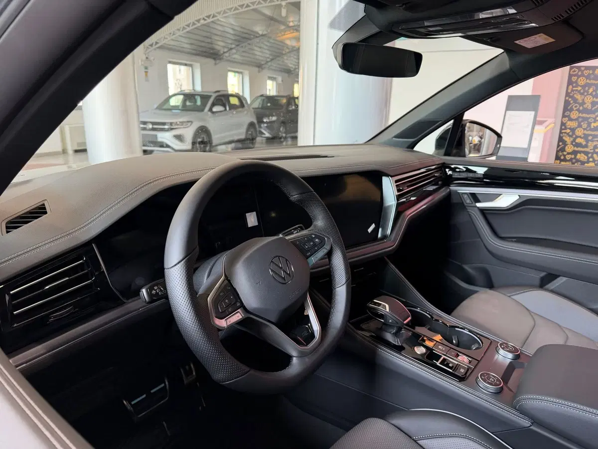 Volkswagen Touareg nuova a Genova (7)