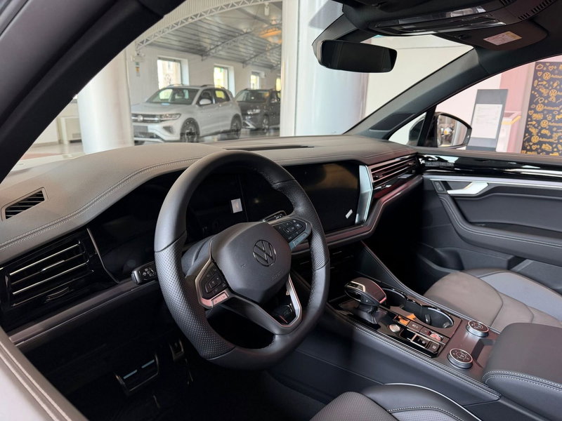 Volkswagen Touareg nuova a Genova (7)
