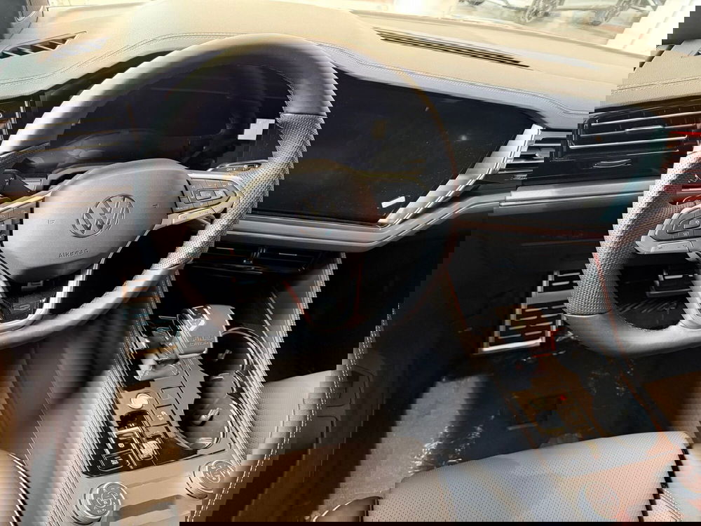 Volkswagen Touareg nuova a Genova (8)