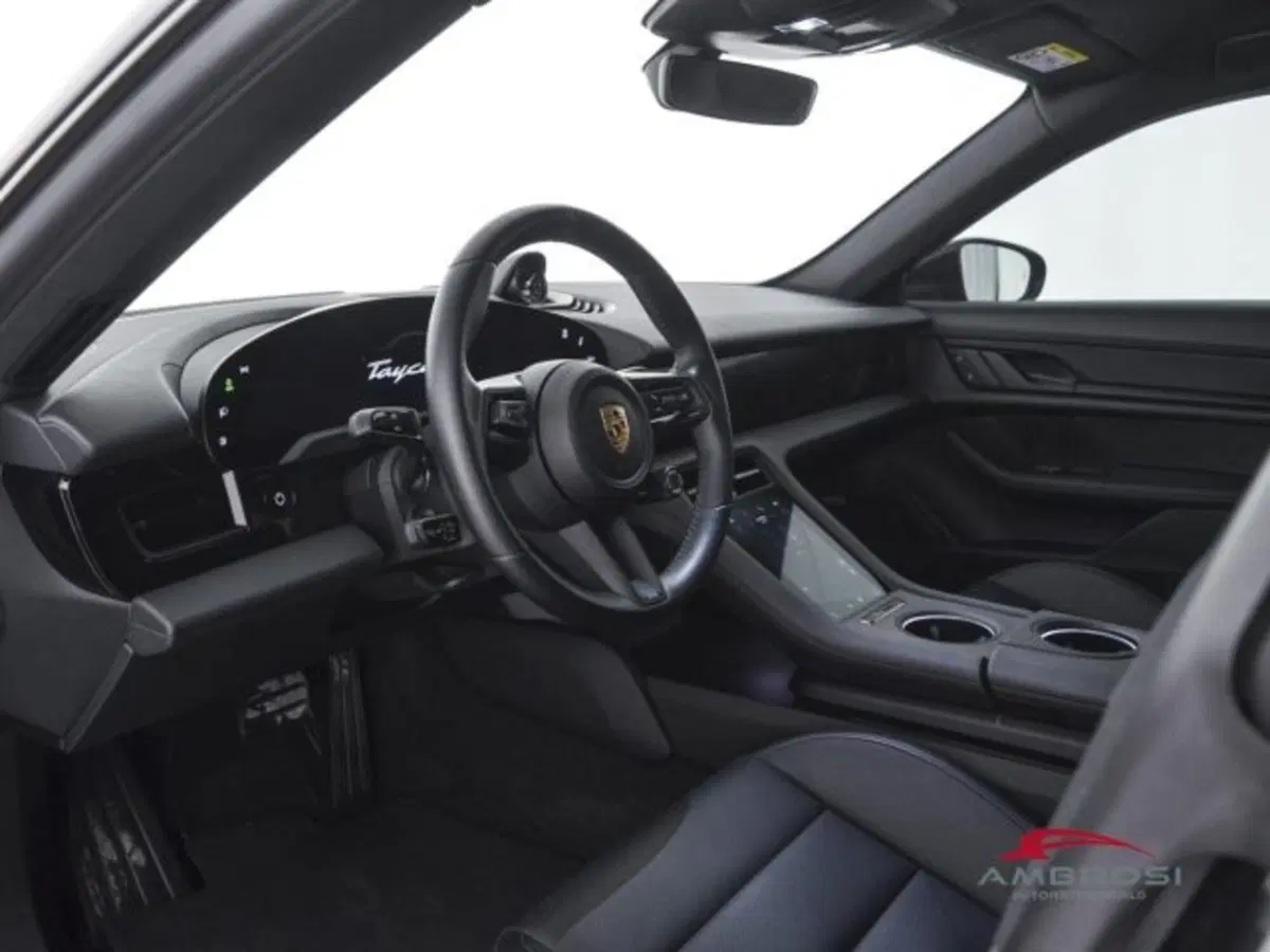 Porsche Taycan usata a Perugia (8)