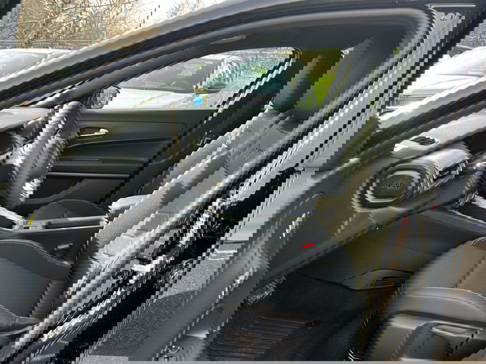 Jeep Avenger nuova a Roma (13)