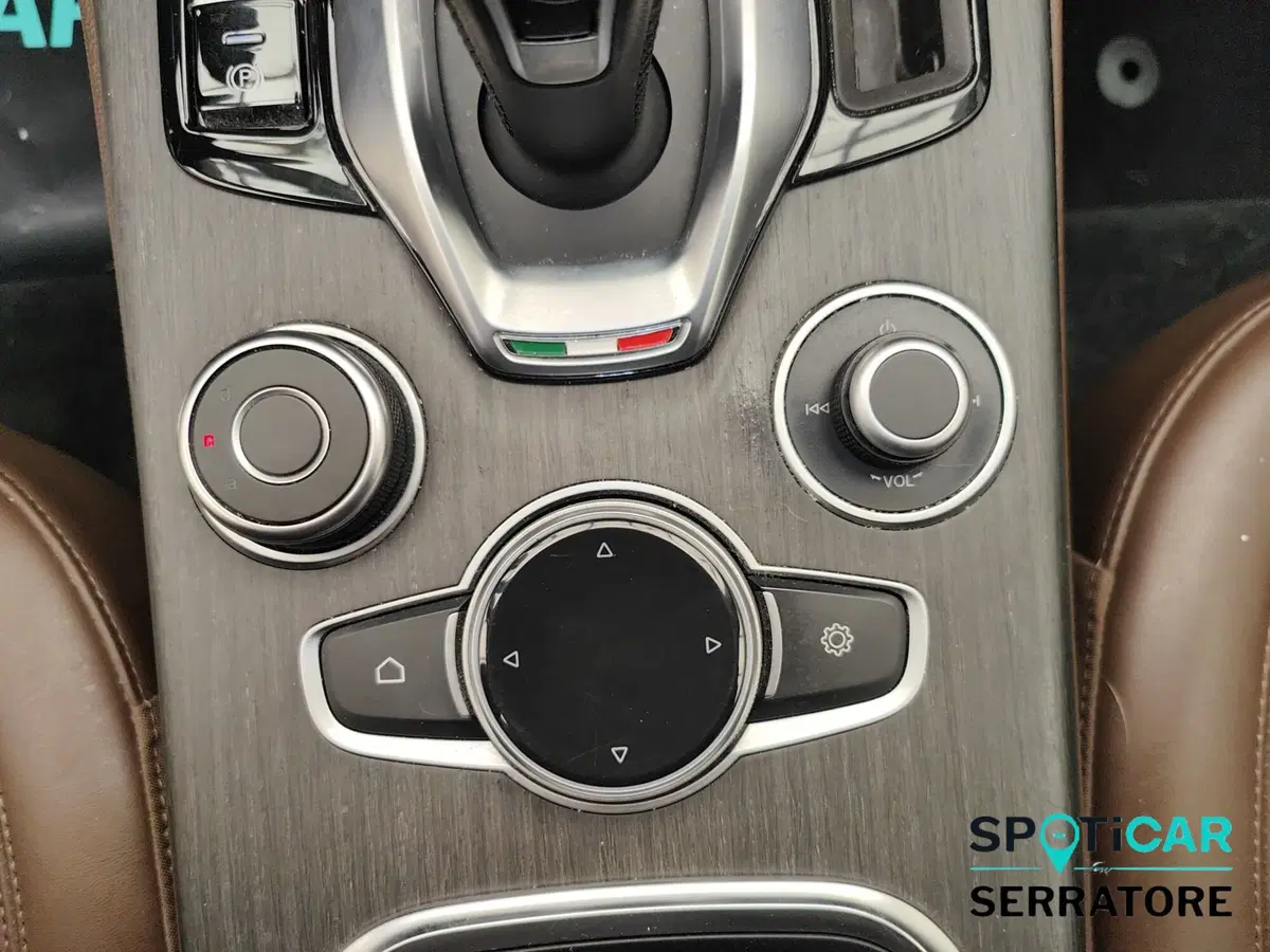 Alfa Romeo Stelvio usata a Como (16)