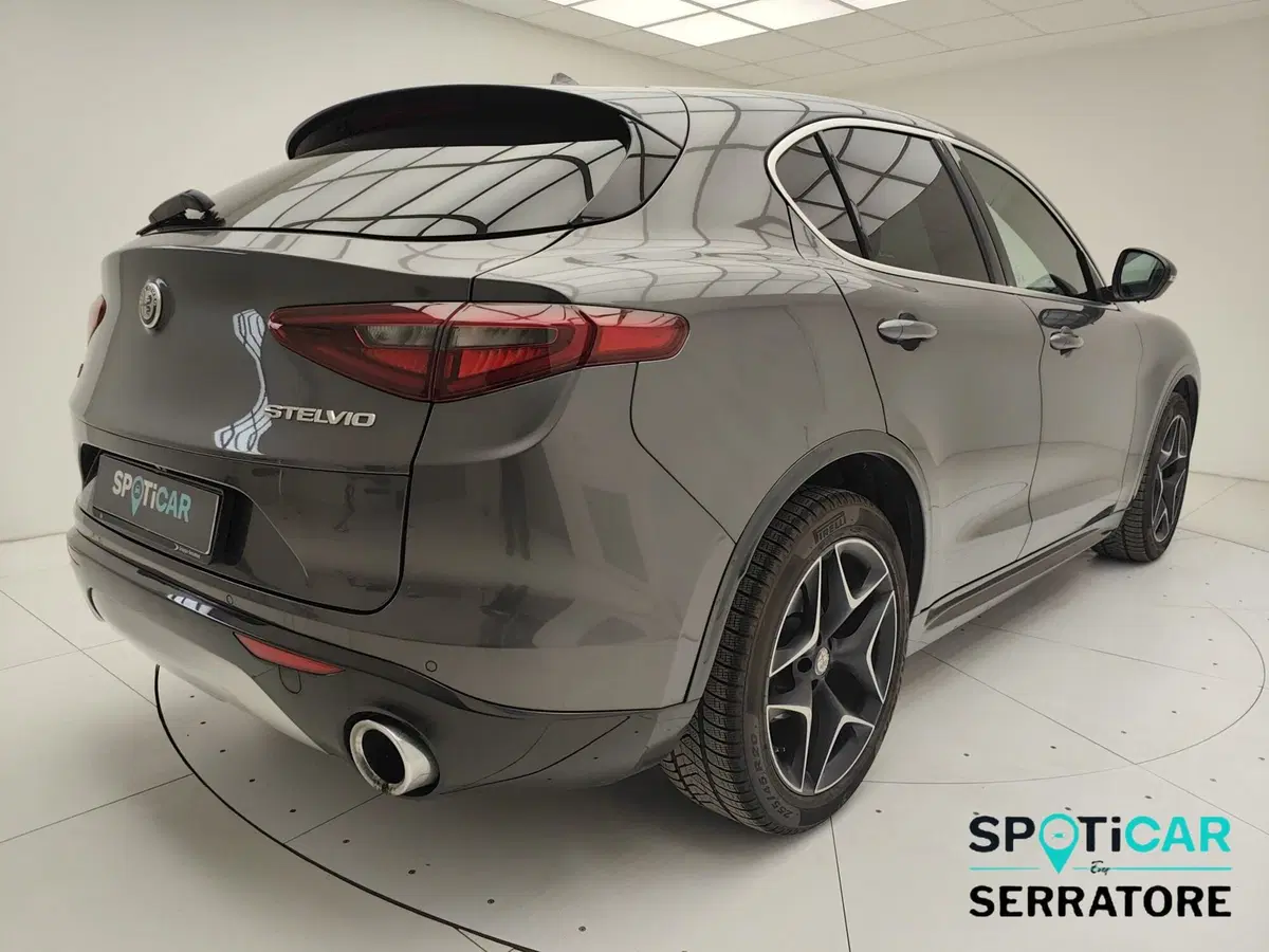 Alfa Romeo Stelvio usata a Como (6)