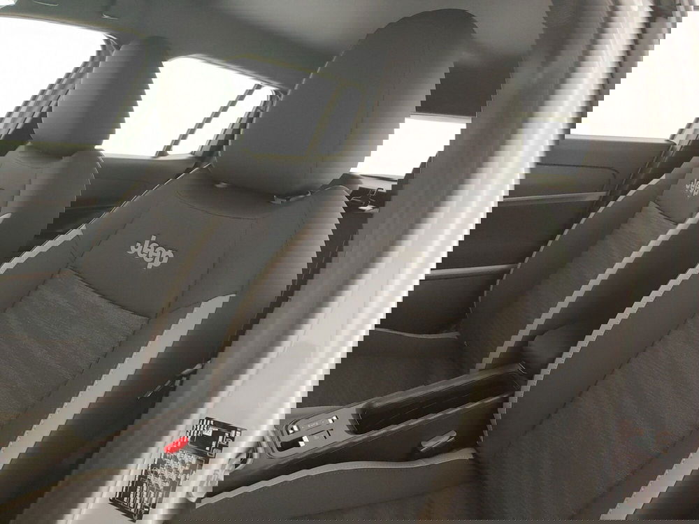 Jeep Avenger nuova a Caserta (17)