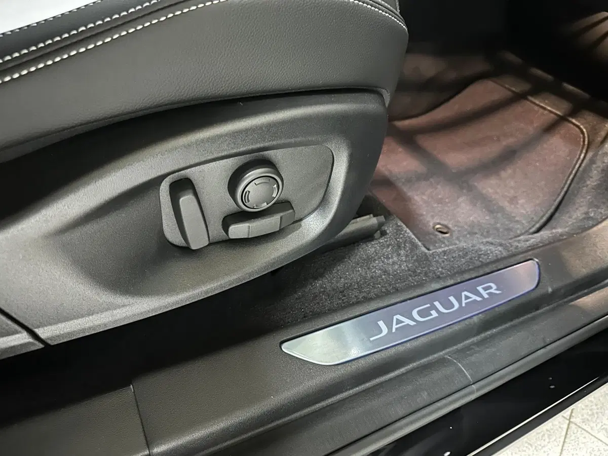Jaguar E-Pace usata a Novara (16)