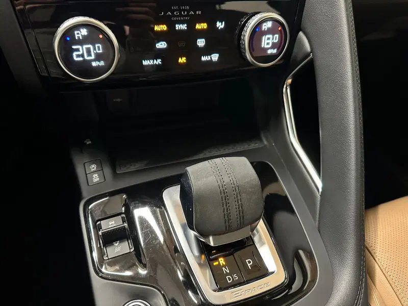 Jaguar E-Pace usata a Novara (15)