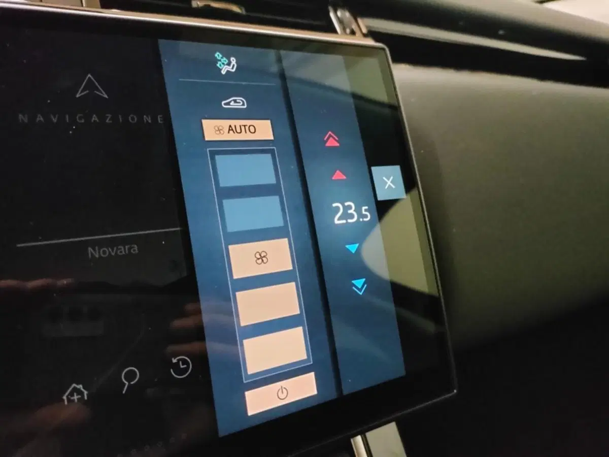 Land Rover Range Rover Velar usata a Novara (13)