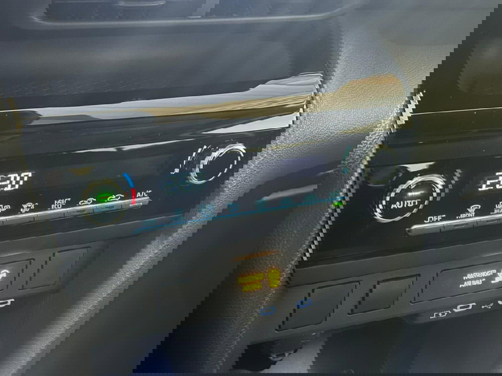 Toyota Yaris Cross nuova a Novara (12)