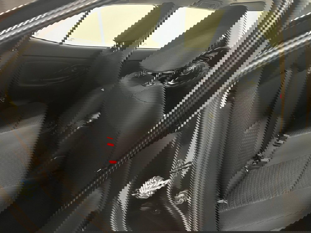 Toyota Yaris Cross nuova a Novara (5)