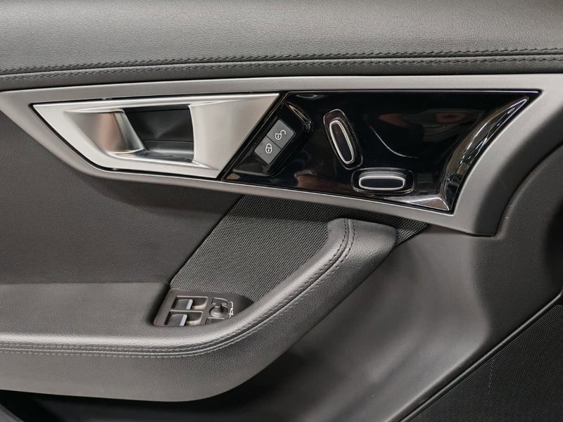 Jaguar F-Type Coupé usata a Novara (11)