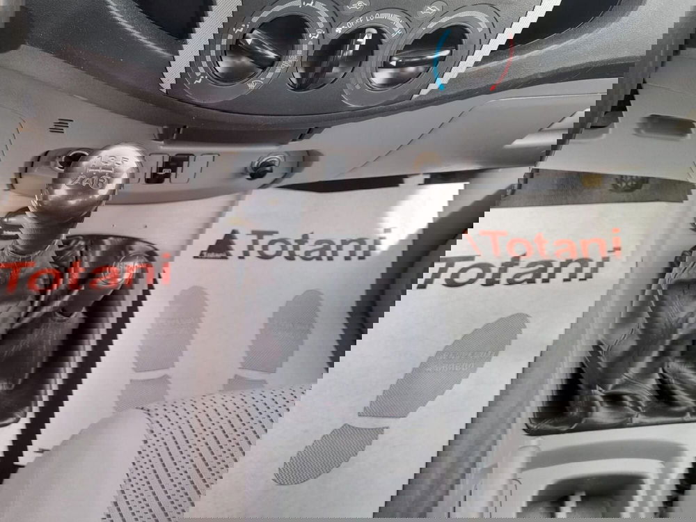 Toyota Hilux usata a L'Aquila (9)