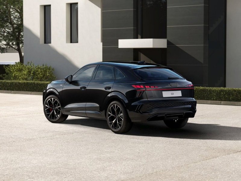Audi Q3 Sportback nuova a Bari (2)
