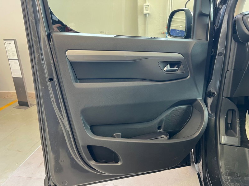 Peugeot Traveller nuova a Bari (10)