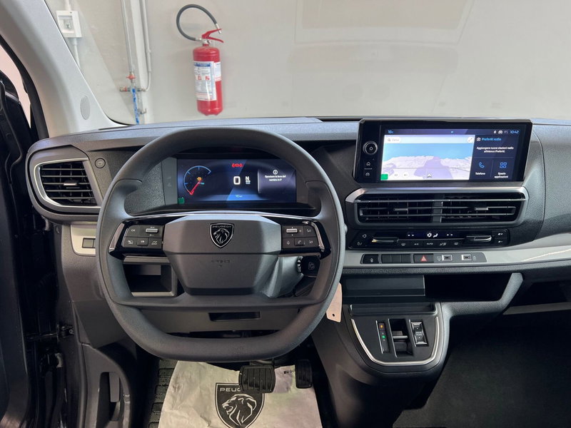 Peugeot Traveller nuova a Bari (18)