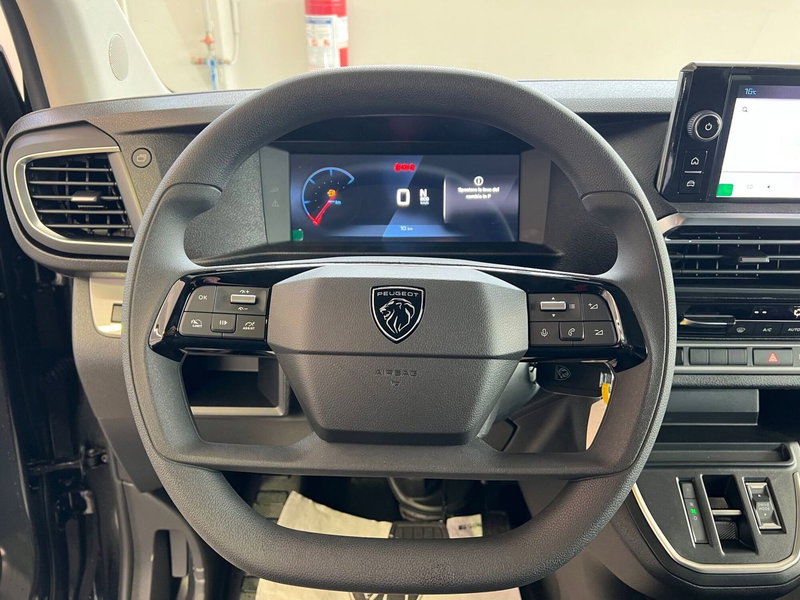Peugeot Traveller nuova a Bari (19)