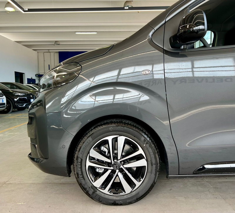 Peugeot Traveller nuova a Bari (4)