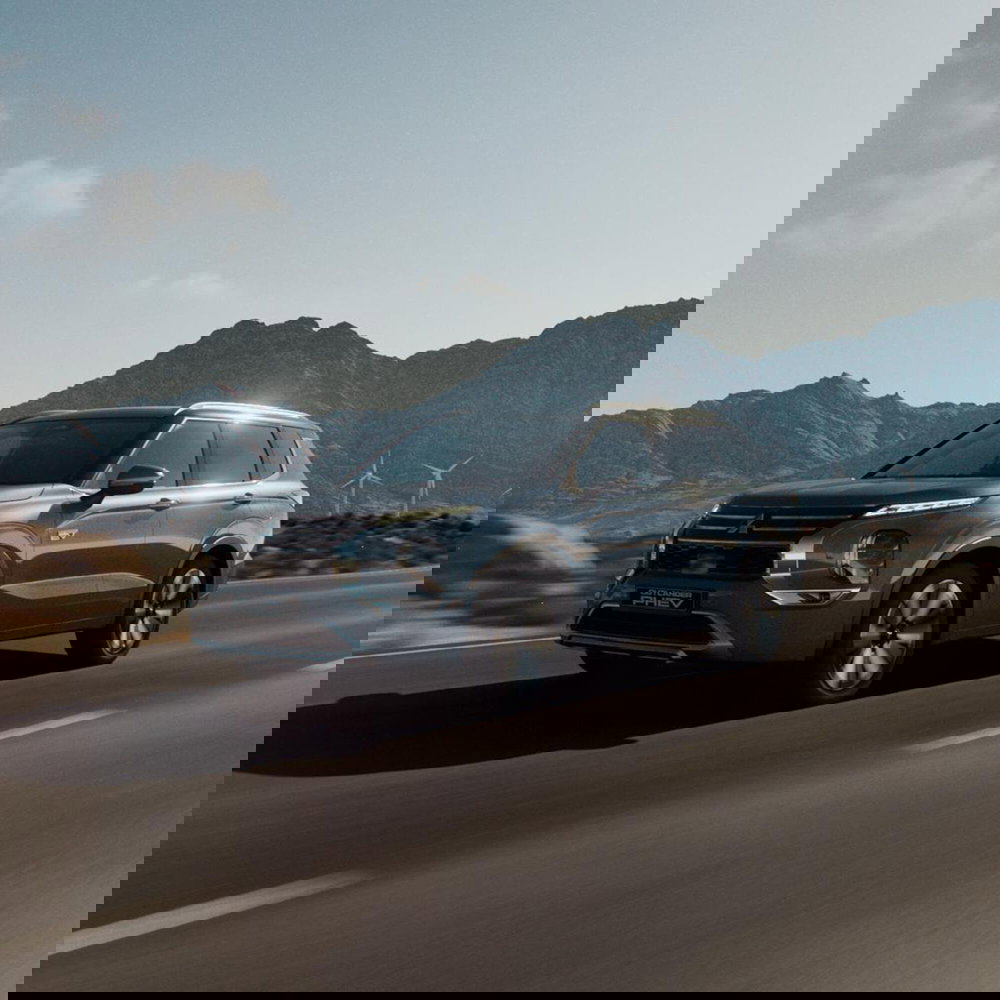 Mitsubishi Outlander nuova a Como