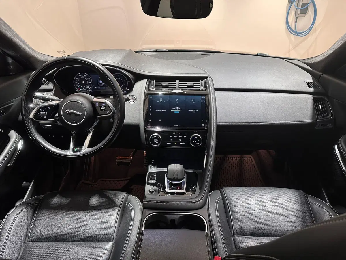 Jaguar E-Pace usata a Varese (3)